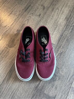 Vans Low-Top Sneakers in Burgundy and Black